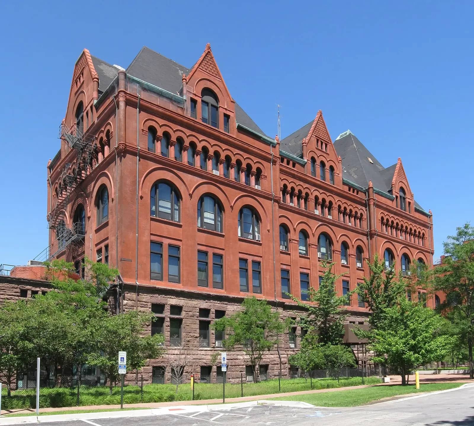 Illinois Institute of Technology campus — Panorama of Main Building of Illinois Institute of Technology in Chicago, USA.